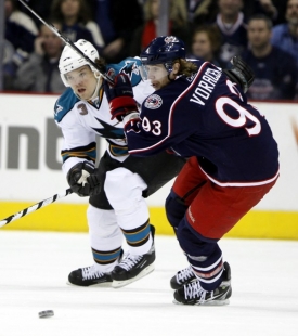 Jakub Voráček (vpravo) bodově pomohl svým Blue Jackets.