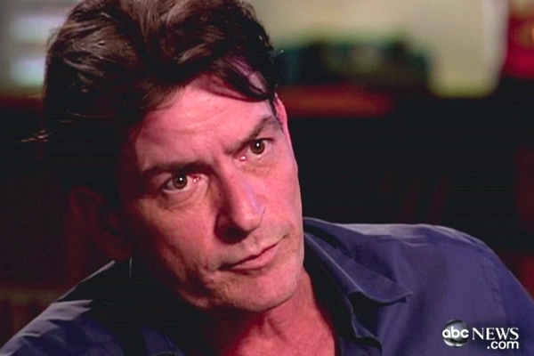Charlie Sheen je sice hlavní hvězda seriálu, přesto v něm nedobrovolně končí.