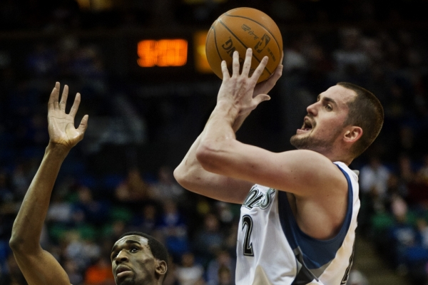Kevin Love (vpravo) se chystá v NBA překonat přes třicet let starý rekord. Kevin Love (vpravo) se chystá v NBA překonat přes třicet let starý rekord.