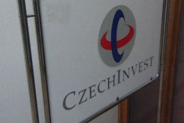 Hodnota investic do Česka loni poklesla.