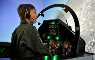 Zelený dorost. Trenažér letounu F-16, USA.