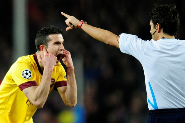 Robin van Persie rozčileně ukazuje rozhodčímu, že jeho hvizd neslyšel.