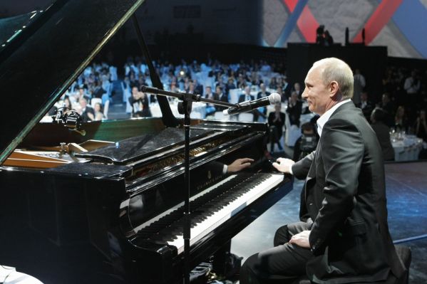 Premiér Putin si před celebritami zahrál na muzikanta.