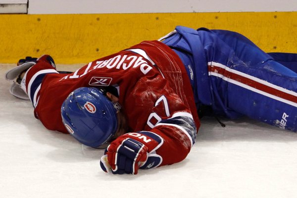 Max Pacioretty zůstal po Chárově hitu dlouho ležet bezvládně na ledě.