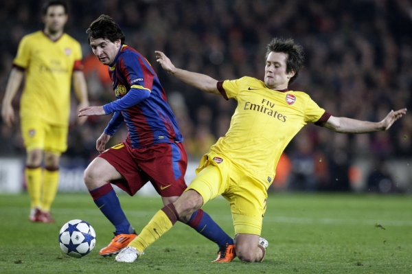 Tomáš Rosický v souboji s Lionelem Messim. Tomáš Rosický v souboji s Lionelem Messim.