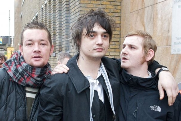 Pete Doherty (uprostřed). Pete Doherty (uprostřed).