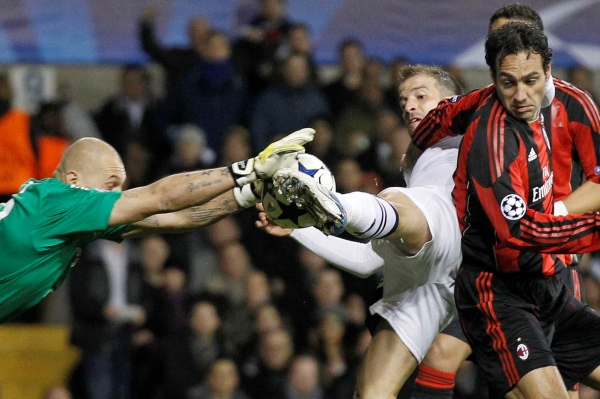 Brankář Abbiati likviduje příležitost Van der Vaarta.