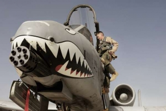 Kdo opravdu stojí o letouny USA křižující libyjské nebe?