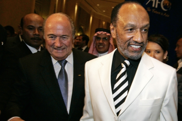 Sepp Blatter (druhý zleva) a Mohamed Bin Hamman (vepředu).