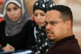Keith Ellison (vpravo) je prvním americkým muslimem v Kongresu. Fotografie z návštěvy palestinské Gazy. 