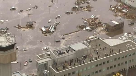 Přístav Sendai zasažený vlnou tsunami. Přístav Sendai zasažený vlnou tsunami.