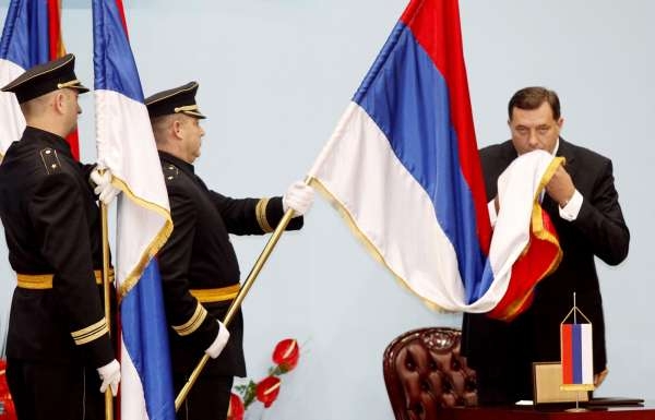 Milodar Dodik líbá srbskou vlajku. Milodar Dodik líbá srbskou vlajku.