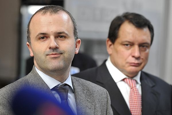 Radim Dolanský (vlevo) a poslanec Jiří Paroubek na tiskovce s odbory SOP 4. března. 