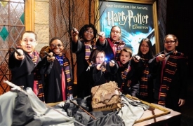 Výstava dělá Potterovým fanouškům radost už dopředu.