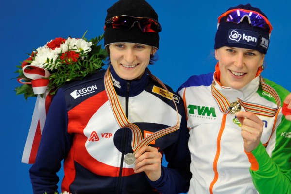 Martina Sáblíková a Ireen Wüstová s medailemi určenými mužům.