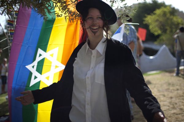 Skloubit ortodoxní judaismus s homosexualitou je velmi obtížné. Skloubit ortodoxní judaismus s homosexualitou je velmi obtížné.