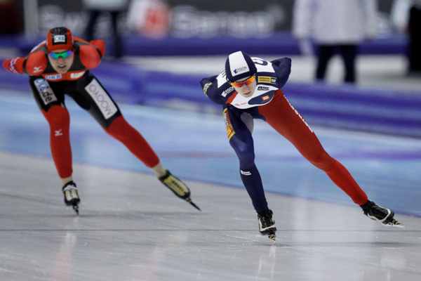 Martina Sáblíková (vpravo) a Stephanie Beckertová budou hlavní favoritky na 5000 m.