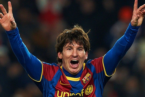Lionel Messi se z Barcelony zatím stěhovat nebude.