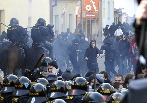 Policisté razí cestu účastníkům pochodu DSSS.