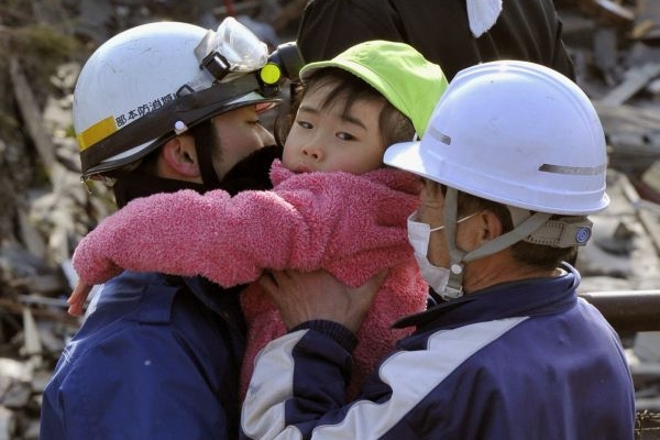 Počet obětí v Japonsku pravděpodobně poroste, pohřešují se desetitisíce lidí.