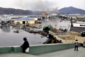 Ničivá tsunami zasáhla Japonsko po pátečním zemětřesení.