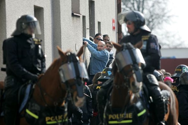 Pravicoví radikálové nakonec policii za její zákrok proti levicovým aktivistům a Romům poděkovali.