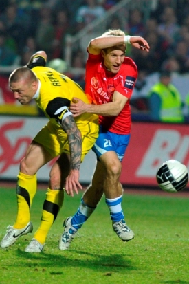 Řepka (vlevo) v souboji s plzeňským Kolářem.