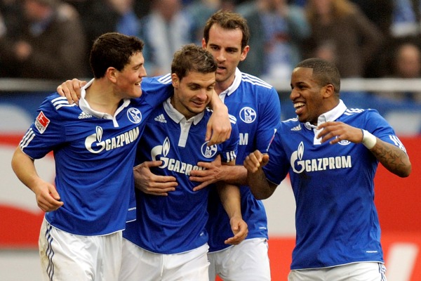 Fotbalisté Schalke se radují z vítězného gólu Charistease v zápase s Frankfurtem.