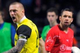Plzeňský Pavel Horváth (vpravo) a sparťan Tomáš Řepka.