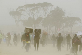 Libyjští uprchlíci přicházejí do uprchlického tábora v Tunisku.