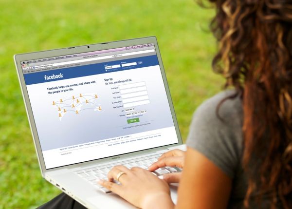 Facebook může zavinit rozvod. Když na něm uveřejňujete věci, které by neměl vidět každý.