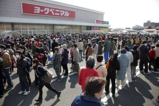 Nekonečná a přitom spořádaná fronta před supermarketem v Sendai.