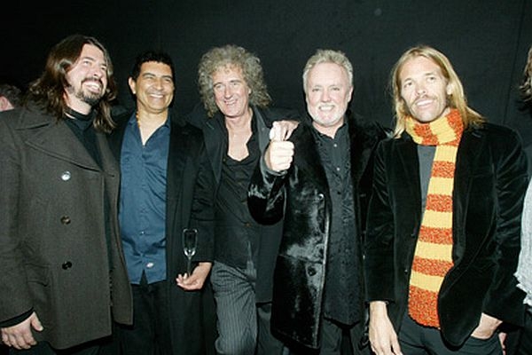 Queen oslavují, zakladatelé Brian May a Roger Taylor uprostřed. Queen oslavují, zakladatelé Brian May a Roger Taylor uprostřed.