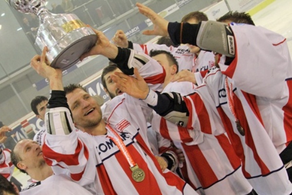 Hráči Cracovie s mistrovským pohárem. Hráči Cracovie s mistrovským pohárem.
