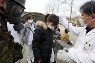 Měření stupně ozáření u Japonců nedaleko Fukušimy.