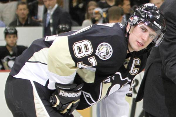 Sidney Crosby se podíval na led poprvé od lednového otřesu mozku. Sidney Crosby se podíval na led poprvé od lednového otřesu mozku.