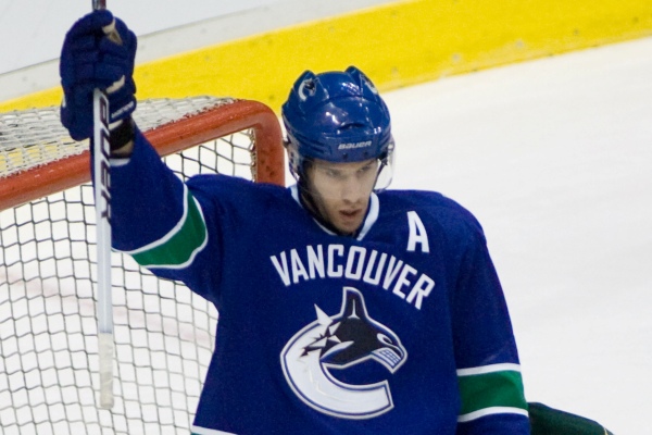 Ryan Kesler pomohl Vancouveru dvěma góly pokořit jako první tým v této sezoně NHL stobodovou hranici.
