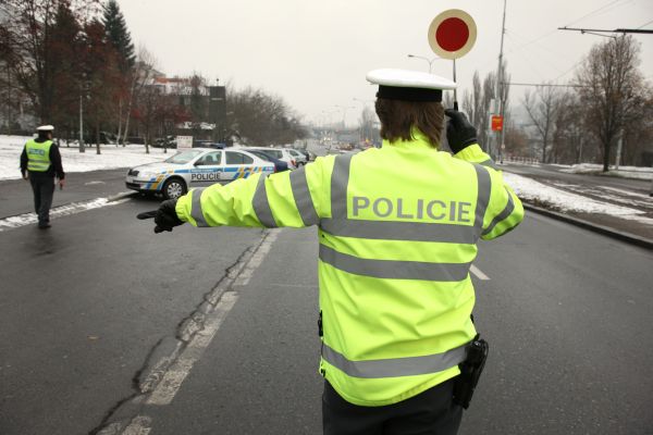 Policista při dopravní kontrole (ilustrační foto). Policista při dopravní kontrole (ilustrační foto).