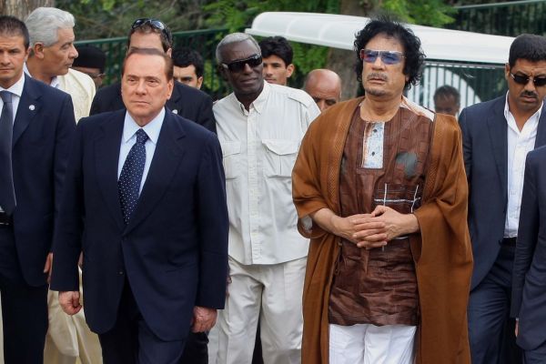 Někdejší spojenci Berlusconi (vlevo) a Kaddáfí. Někdejší spojenci Berlusconi (vlevo) a Kaddáfí.