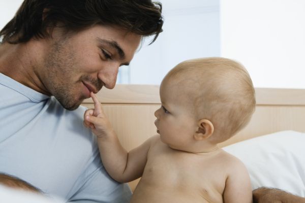 I muži mohou trpět poporodními depresemi. Pokud nedoprovázejí dítě k lékaři, nemusí se jim dostat pomoci.