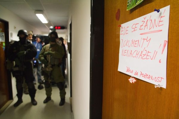 V pátek vtrhla Vojenská policie do budovy ČT.