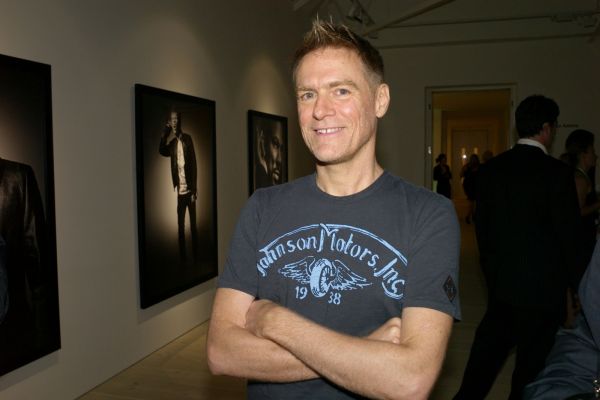 Zpěvák Bryan Adams.