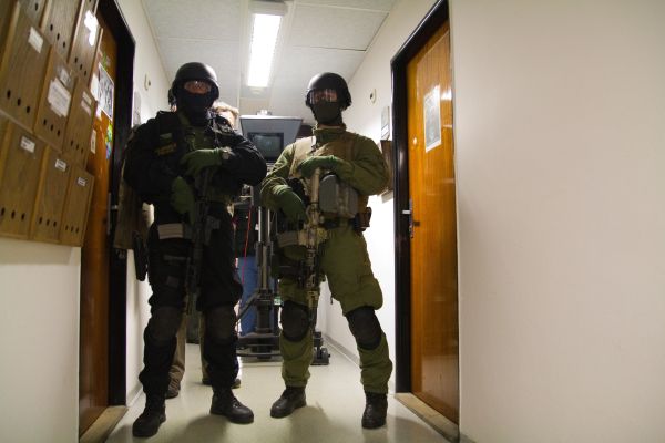 Zásah vojenské policie v budově České televize.