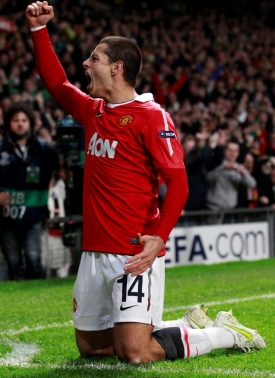 Hernandez z Manchesteru United oslavuje první gól utkání.