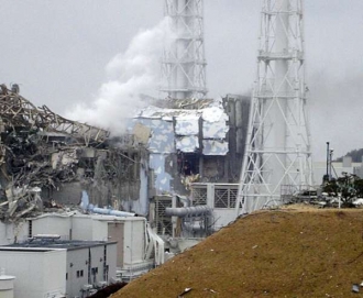 Provozovatel elektrárny, Tepco, se snaží vybudovat k reaktoru 4 příjezdovou cestu. To by značně ulehčilo záchranné práce. 