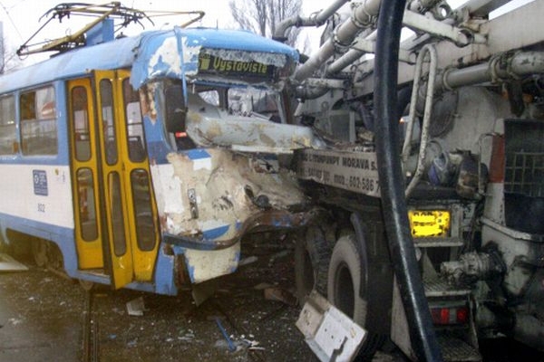 Nehoda tramvaje a nákladního auta v Ostravě.
