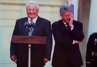 Jelcin rozesmál Clintona v Bílém domě (1995).