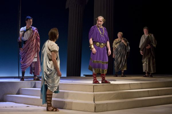 Pavel Rímský (Caesar) v senátu.