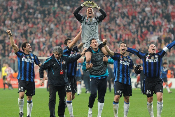 Hráči Interu Milán se v Mnichově radují z vyřazení Bayernu.