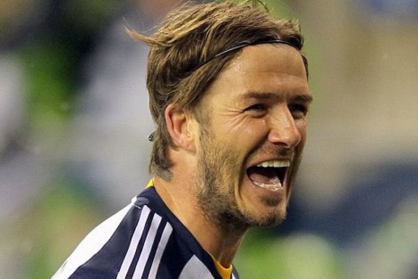 Fotbalista David Beckham v módní čelence.